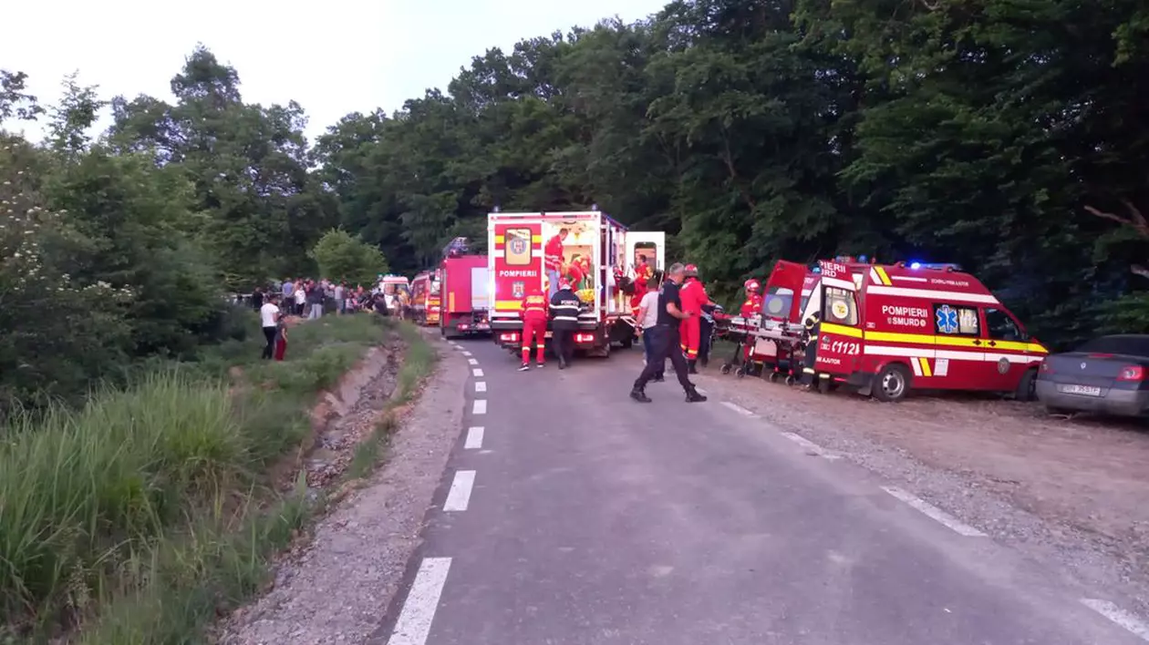 Accident rutier cu opt victime: o mașină condusă de un minor s-a răsturnat pe un drum forestier din Bistrița-Năsaud. Șoferul a murit