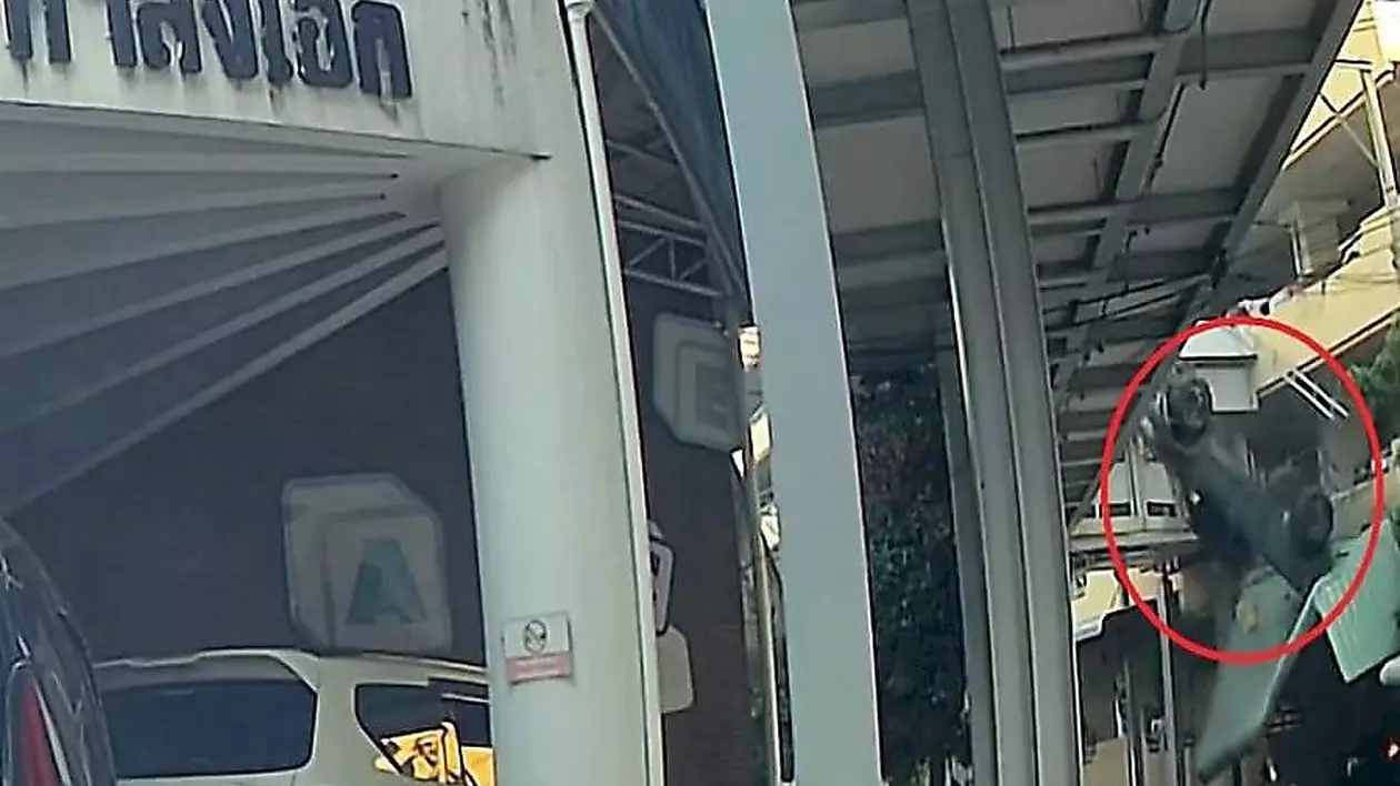 Momentul în care o mașină cade de la etajul 4 al parcării unui spital din Bangkok. Cum s-a produs accidentul | VIDEO