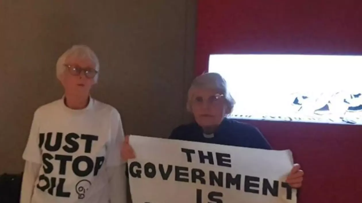 Două activiste octogenare au atacat cu un ciocan și o daltă vitrina care protejează documentul istoric „Magna Carta”: „Guvernul încalcă legea” | VIDEO
