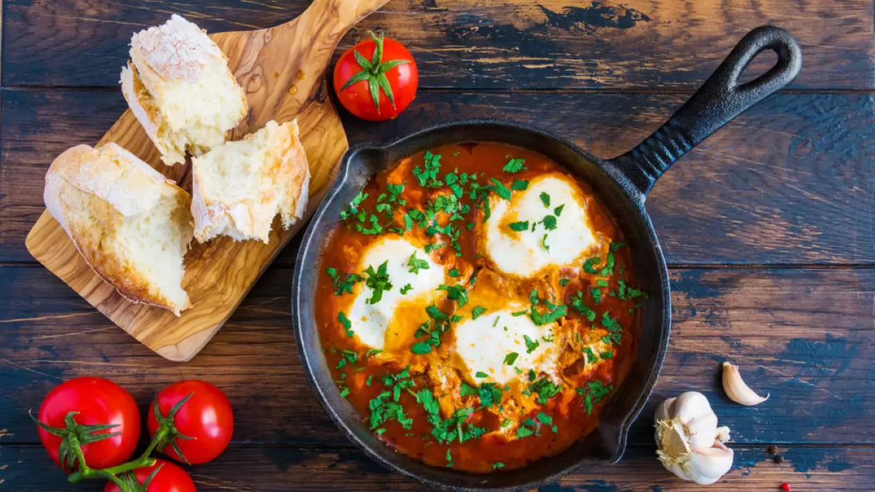 Ce este şi cum se prepapră shakshouka