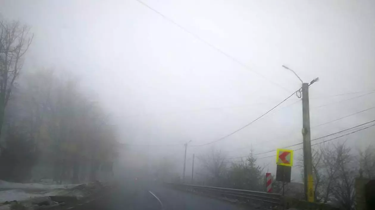 Condiţii de ceaţă pe mai multe drumuri principale din ţară. Aglomeraţie la intrarea în București