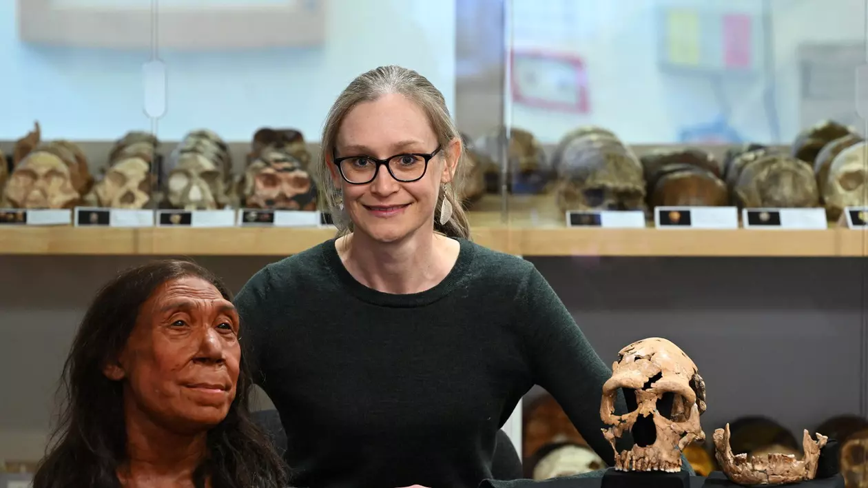 Cercetătoarea Emma Pomeroy alături de chipul reconstituit al femeii de Neanderthal Foto: Profimedia