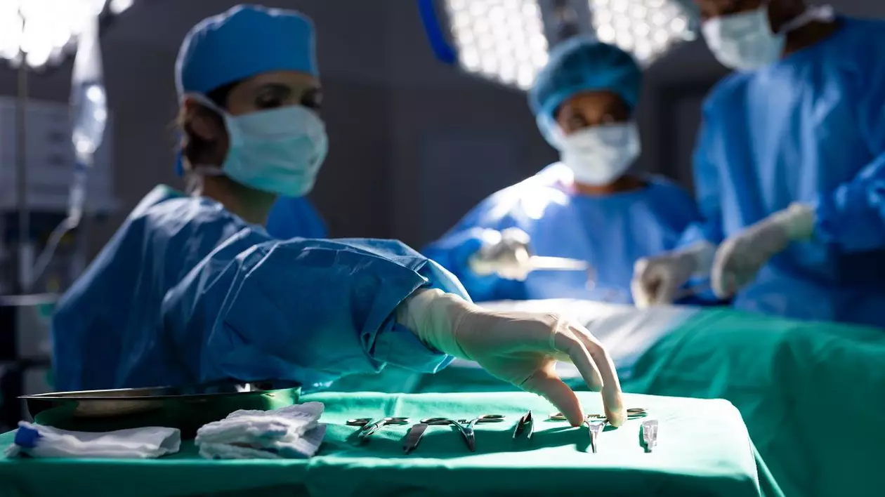 Chirurgul care a uitat o compresă în corpul unei paciente pe care o operase în București, iar aceasta a murit, plasat în arest la domiciliu