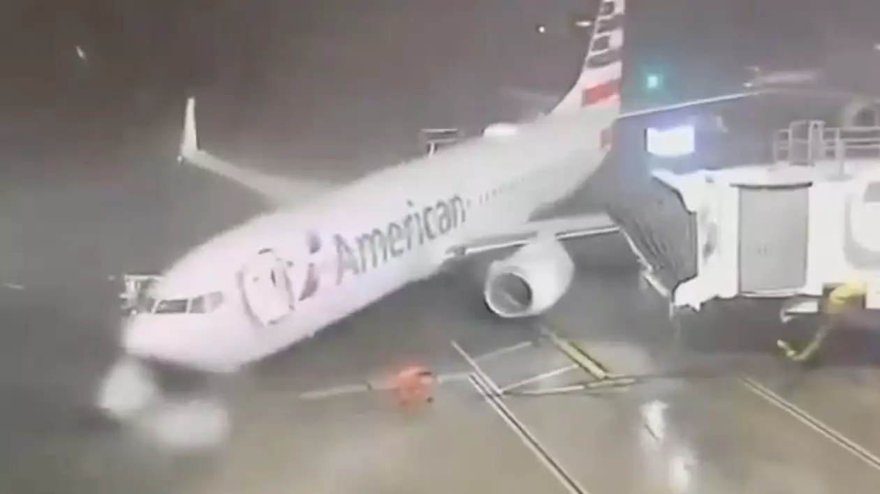 Un Boeing 737 a fost luat de vânt înainte de îmbarcarea pasagerilor FOTO Captură video