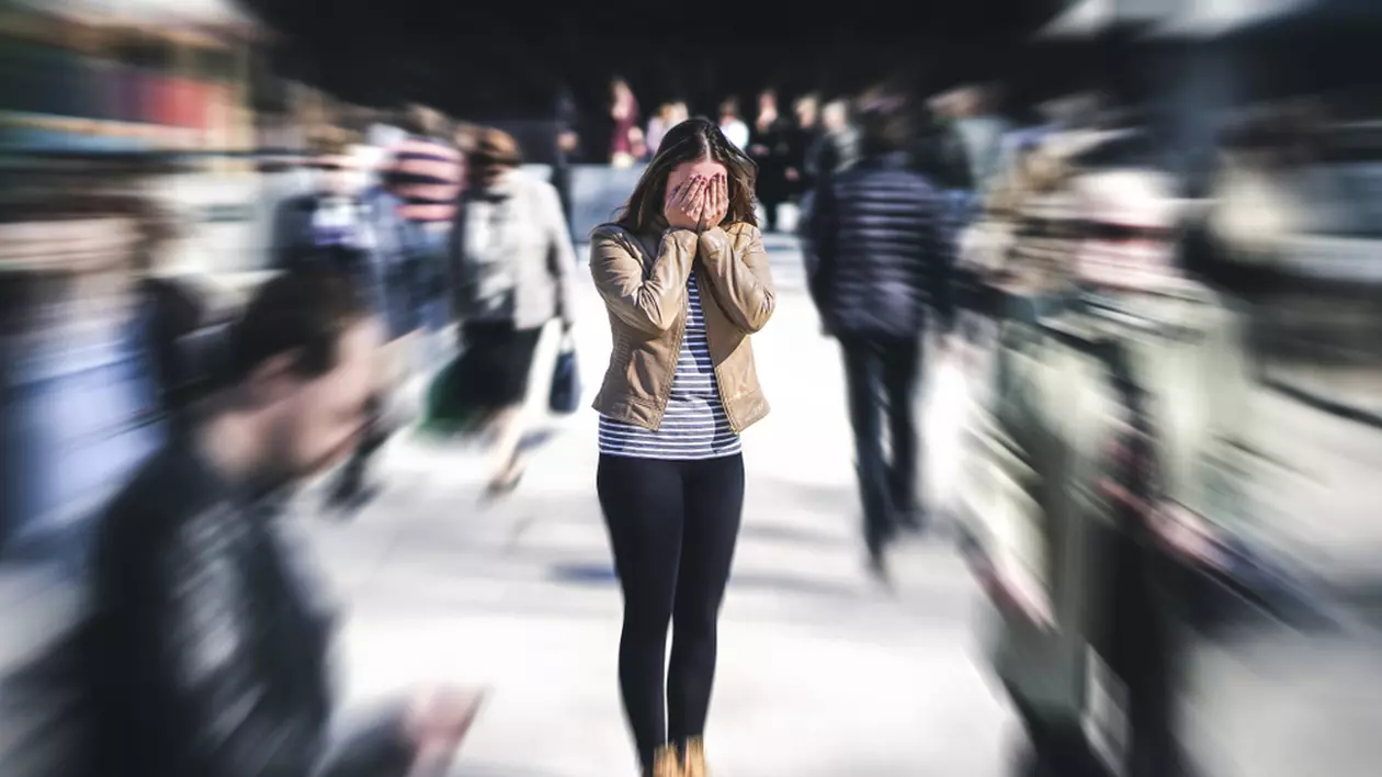 Cum să scapi de frică şi de anxietate în mod natural - Imagine cu o tânără care are un atac de panică în public.