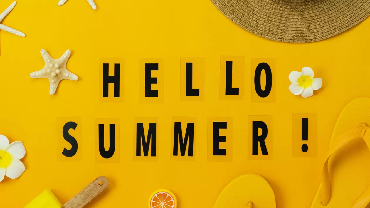 Curiozități despre vară, cel mai călduros anotimp - Imagine cu un panou de culoare portocalie pe care este scris Hello Summer!