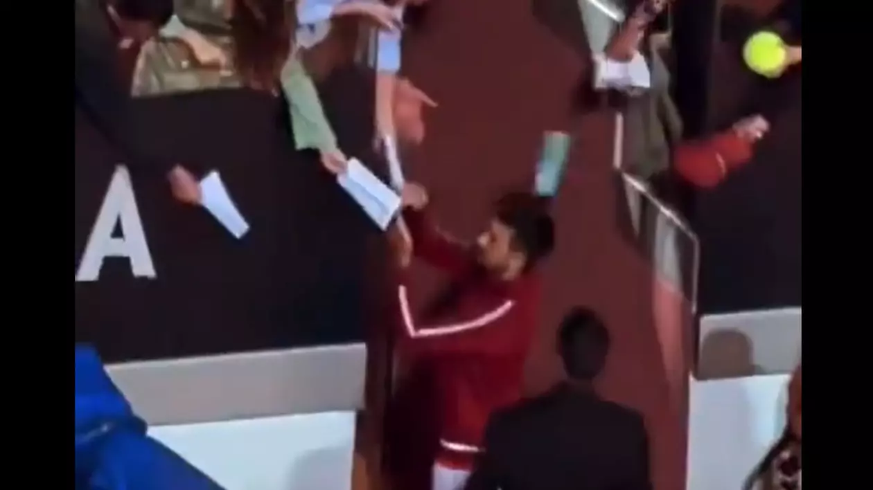 Novak Djokovic a fost lovit în cap cu un recipient metalic, în timp ce semna autografe, după victoria din turul II de la Roma. VIDEO
