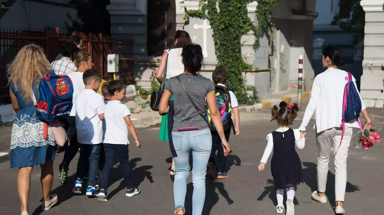 Evaluările naţionale 2024 pentru elevii din clasele a II-a, a IV-a şi a VI-a încep astăzi. Peste 500.000 de elevi vor susţine examene