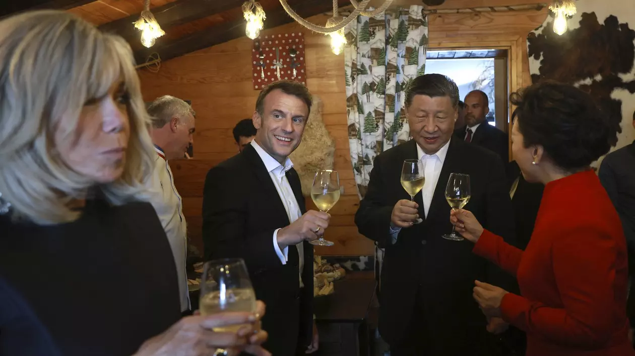 Emmanuel Macron și Xi Jinping, alături de soții, într-un restaurant din Munții Pirinei Foto: Profimedia