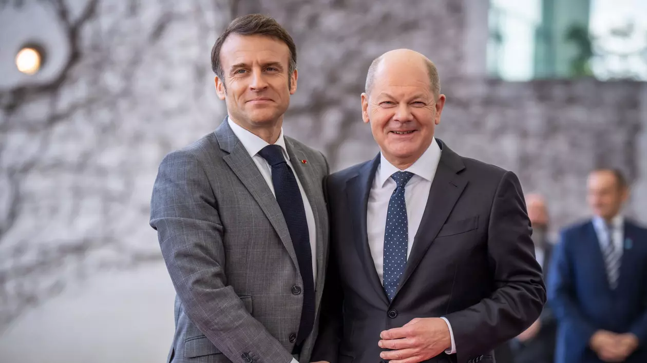 Emmanuel Macron (stânga) și Olaf Scholz Foto: Hepta