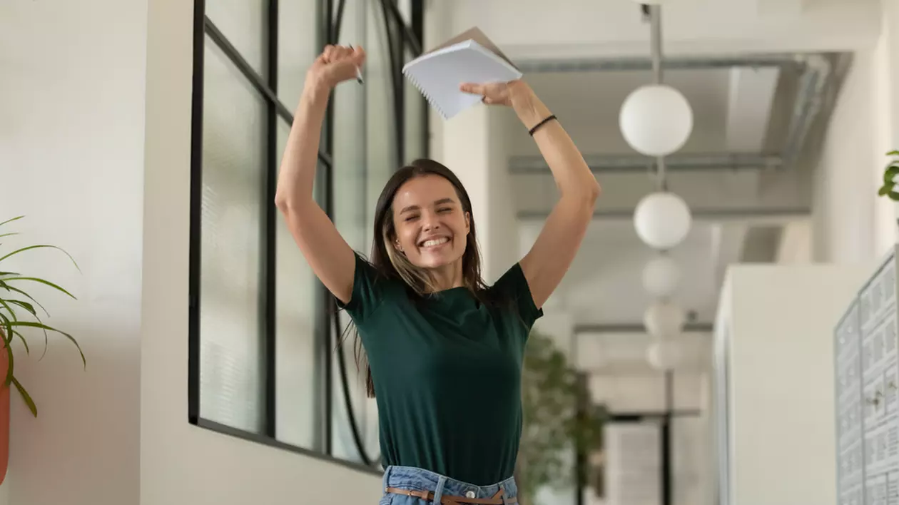 Rezultate Evaluare Națională 2024 - Imagine cu o elevă bucuroasă de nota primită la examen