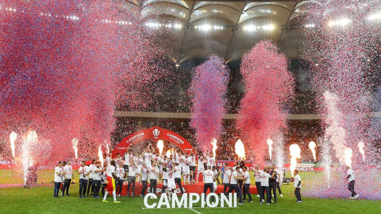 FCSB a primit trofeul de campioană a României în fața a peste 54.000 de spectatori, după ce a pierdut cu CFR Cluj