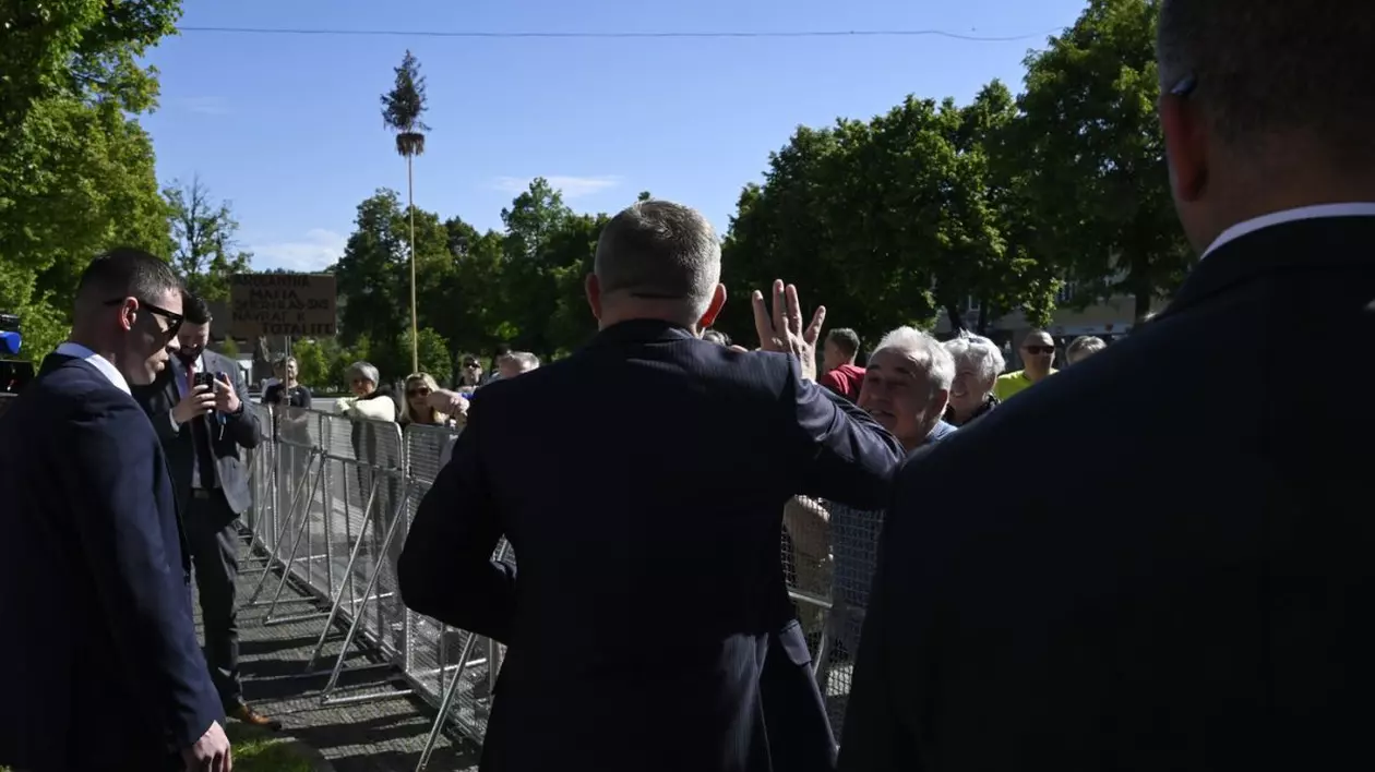Erorile făcute de serviciile de securitate în cazul premierului împușcat Robert Fico. Analist slovac: „Au avut ocazia să îl identifice pe agresor”