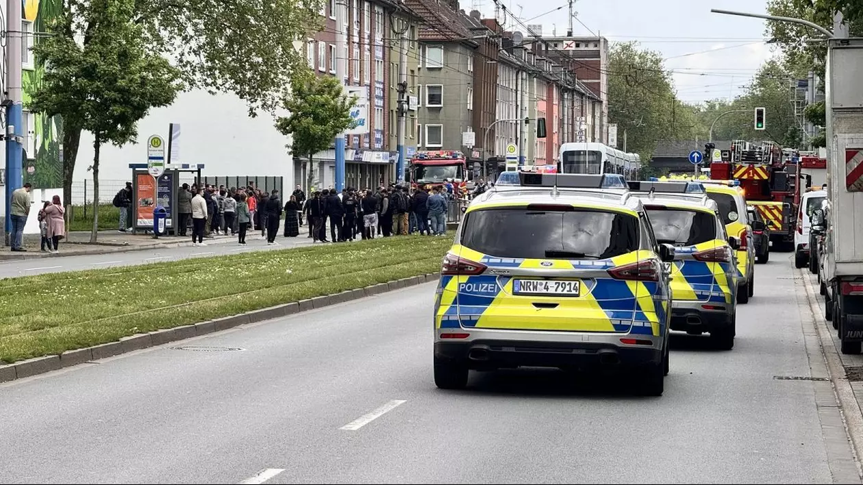 Rudele băiețelului român de 8 ani ucis de tramvai în Germania, supravegheate de polițiști: „Ei plâng altfel decât noi, germanii. Încercăm să-i lăsăm să facă asta”