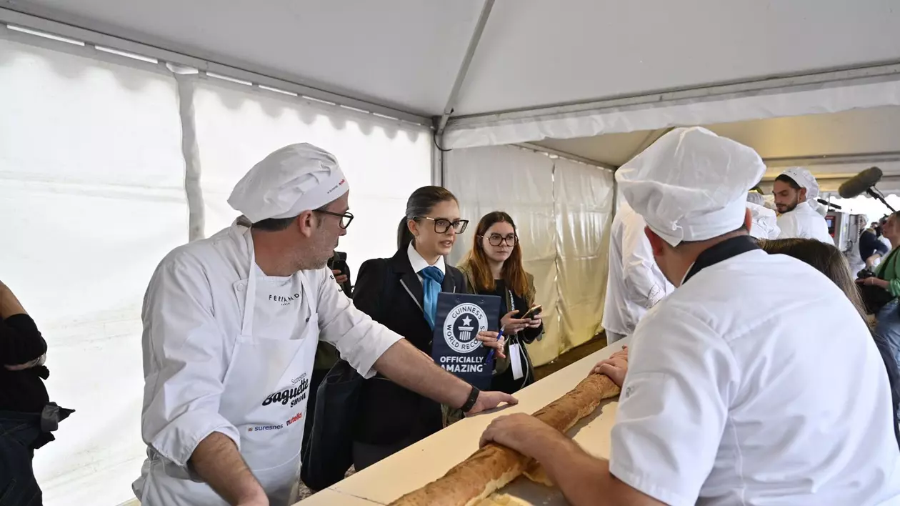 Brutarii francezi recuperează recordul mondial de la italieni: au copt o baghetă lungă de 140,53 de metri
