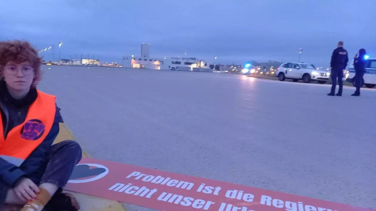 Activiștii climatici s-au întins pe pista aeroportului din München și au paralizat traficul aerian