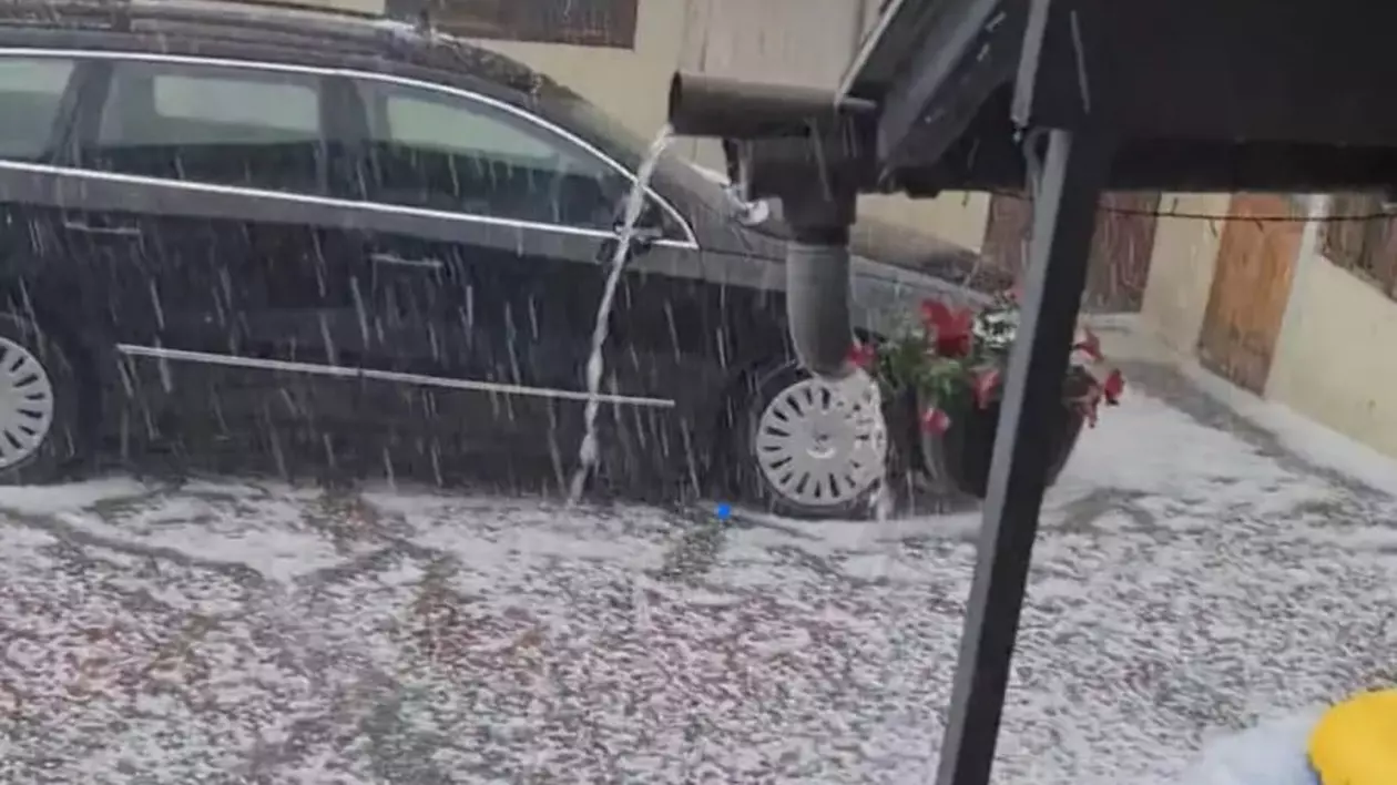 Vijelii și grindină în mai multe zone din țară, unde au fost alerte meteo. Cum va fi vremea în zilele următoare