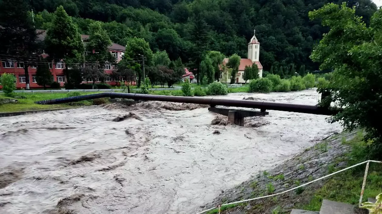 Cod galben de viituri pe râuri din 14 județe până miercuri noaptea. Zonele vizate de avertizare