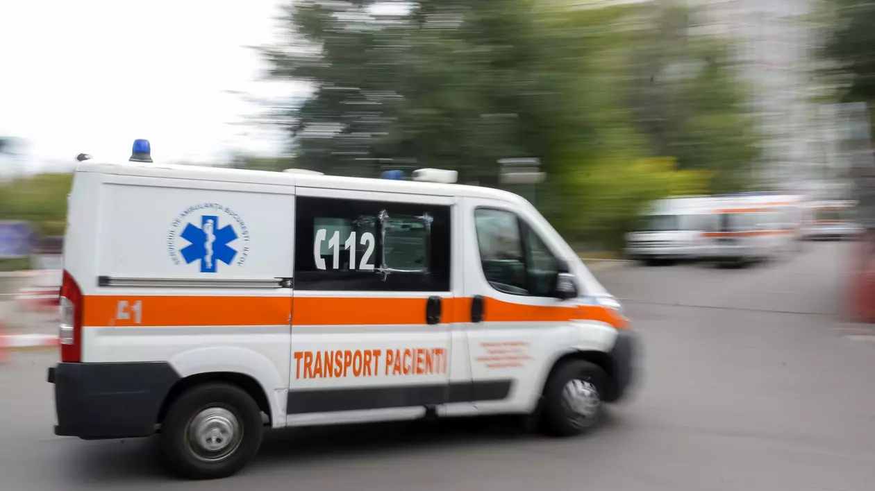 Un bărbat din Timiș, la spital după ce şi-a dat foc în grădină. Fiul şi nepotul au intervenit să-l salveze