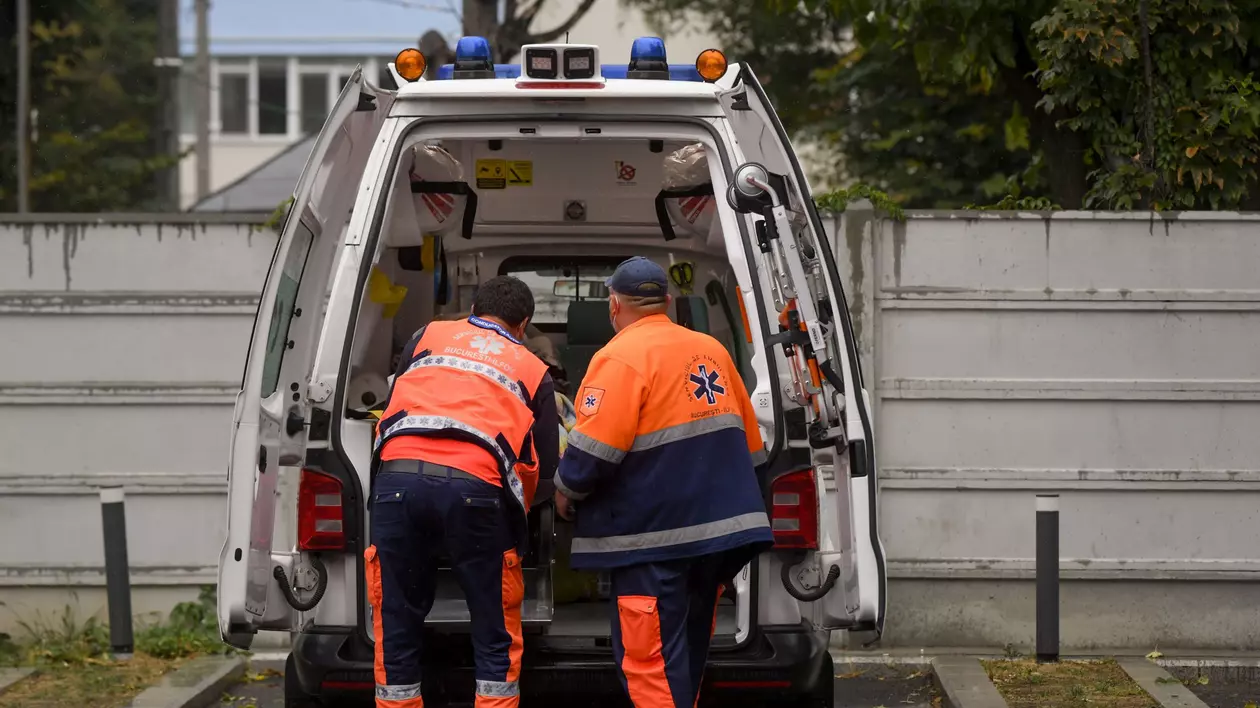Șofer strivit de mașina de gunoi după ce a uitat să tragă frâna de mână, în Mureș