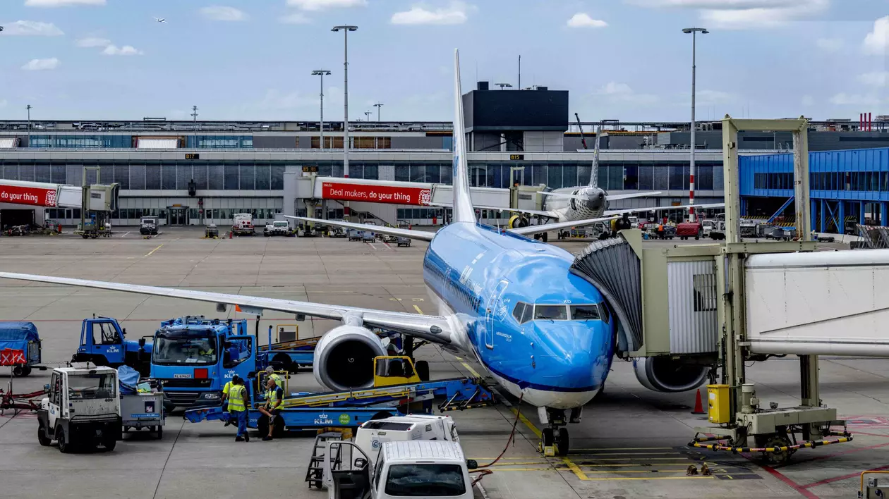 O persoană a murit după ce a fost aspirată de motorul pornit al unui avion, pe aeroportul din Amsterdam