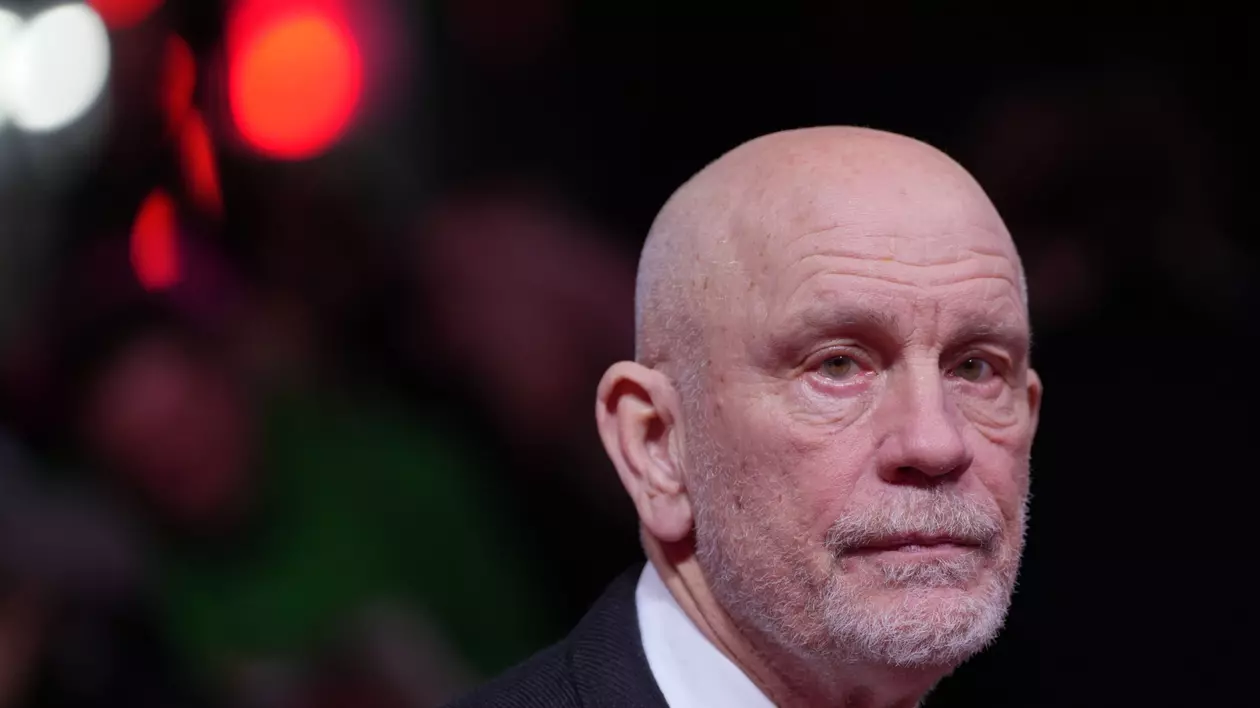 Prima imagine cu John Malkovich în rolul lui Sergiu Celibidache. Actorul a dirijat un concert în Bucureşti pentru rolul din „Cravata galbenă”