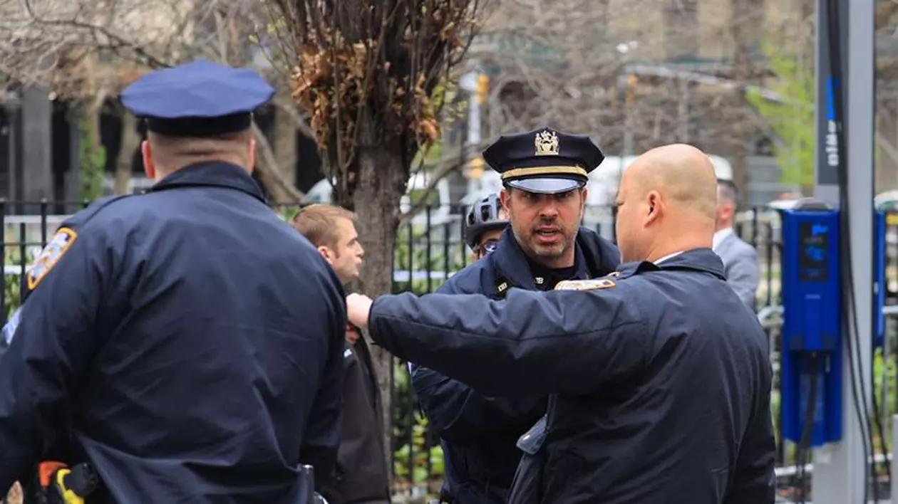 Un tânăr a fost condamnat la 27 de ani de închisoare în SUA pentru că a atacat trei polițiști din New York cu o macetă