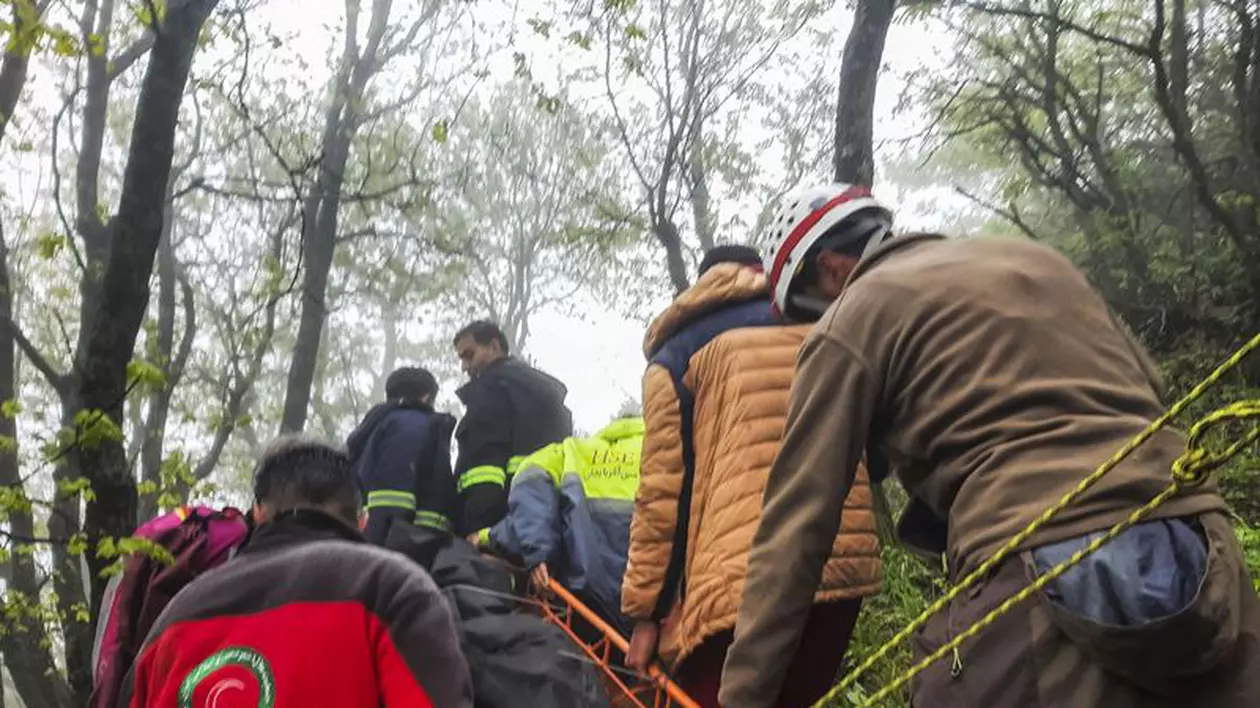 Primele imagini cu salvatorii care ajung la locul prăbușirii elicopterului în care a murit președintele iranian Ebrahim Raisi | VIDEO