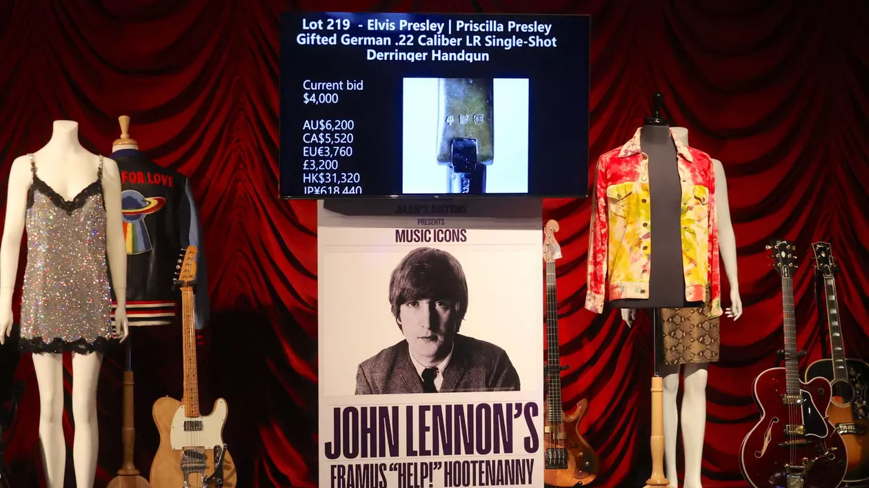 O chitară a lui John Lennon, găsită într-un pod, a fost vândută la licitație cu un preț record