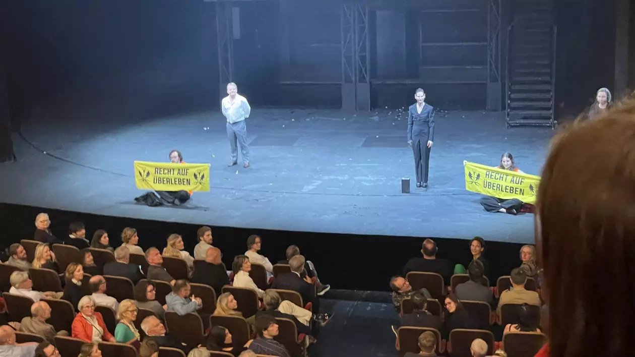 Activiștii pentru climă au intrat în teatrul vienez Burgtheater, în mijlocul piesei Faust de Goethe: „Pentru dreptul la supraviețuire!” | VIDEO
