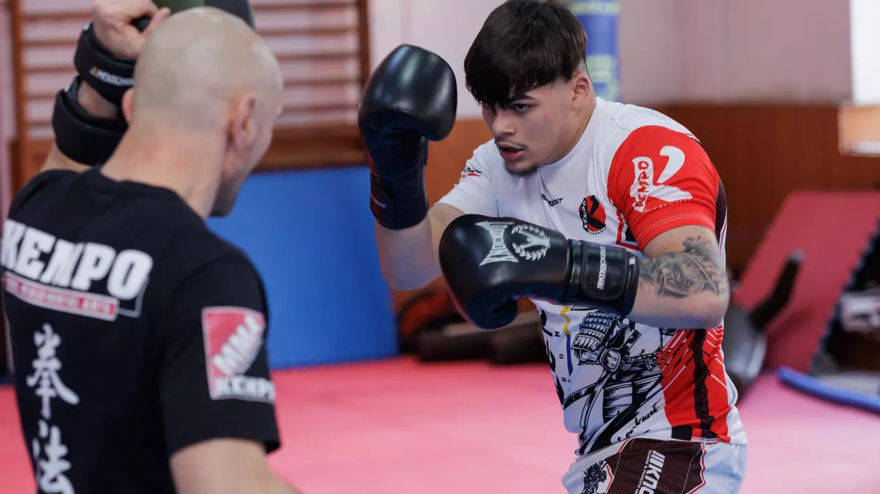Ștefan Lobodă, tânărul care la 19 ani a adus aurul României la MMA: „Dacă aș putea, aș lua toți tinerii în sală să facă sport”