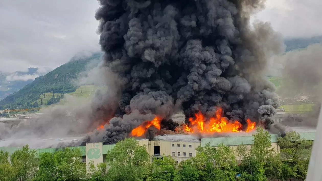 Incendiu în Italia, la o fabrică de stații de încărcare pentru automobile electrice. „Nu ieșiți din case”. VIDEO