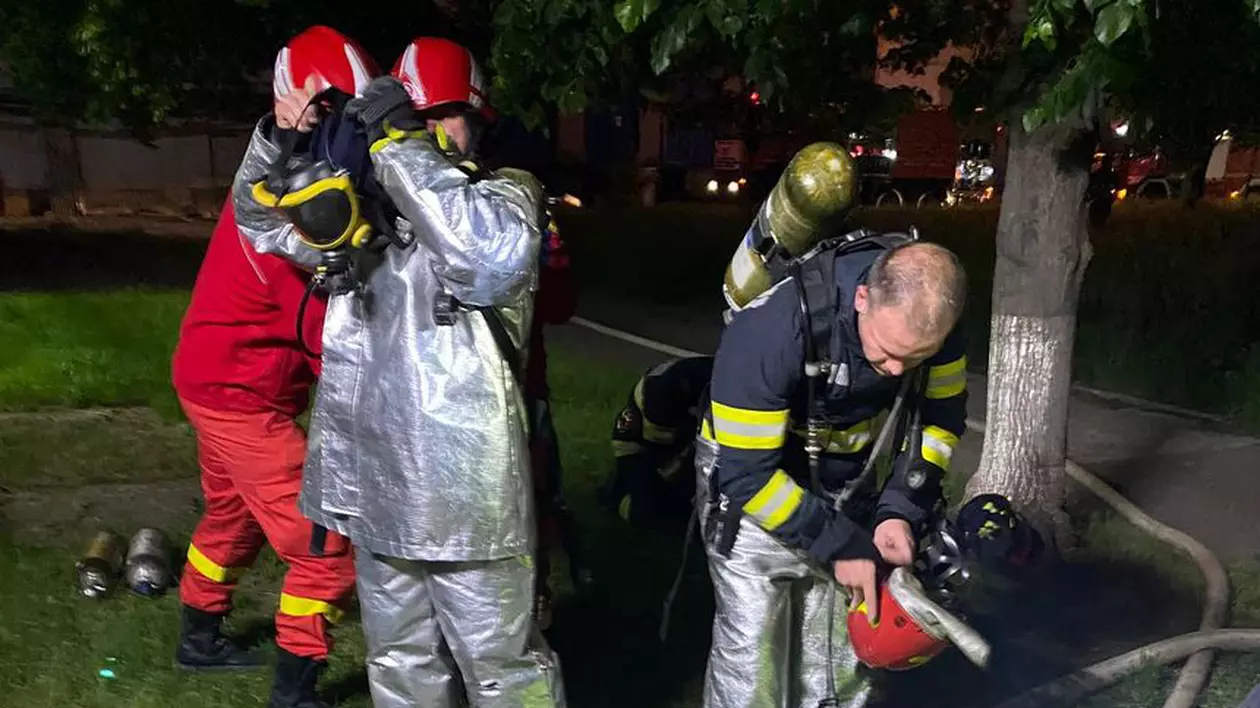 Incendiu la hala unei firme de pe Platforma Săvinești din Neamț. 15 persoane s-au autoevacuat
