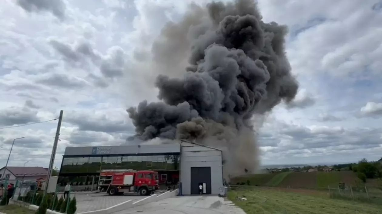 Incendiu puternic la o hală din Suceava. Mesaj Ro-Alert, emis din cauza degajărilor mari de fum. VIDEO