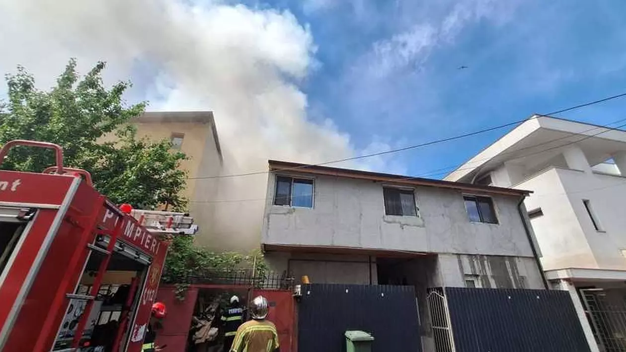 Incendiu cu degajări mari de fum în București. O persoană a murit