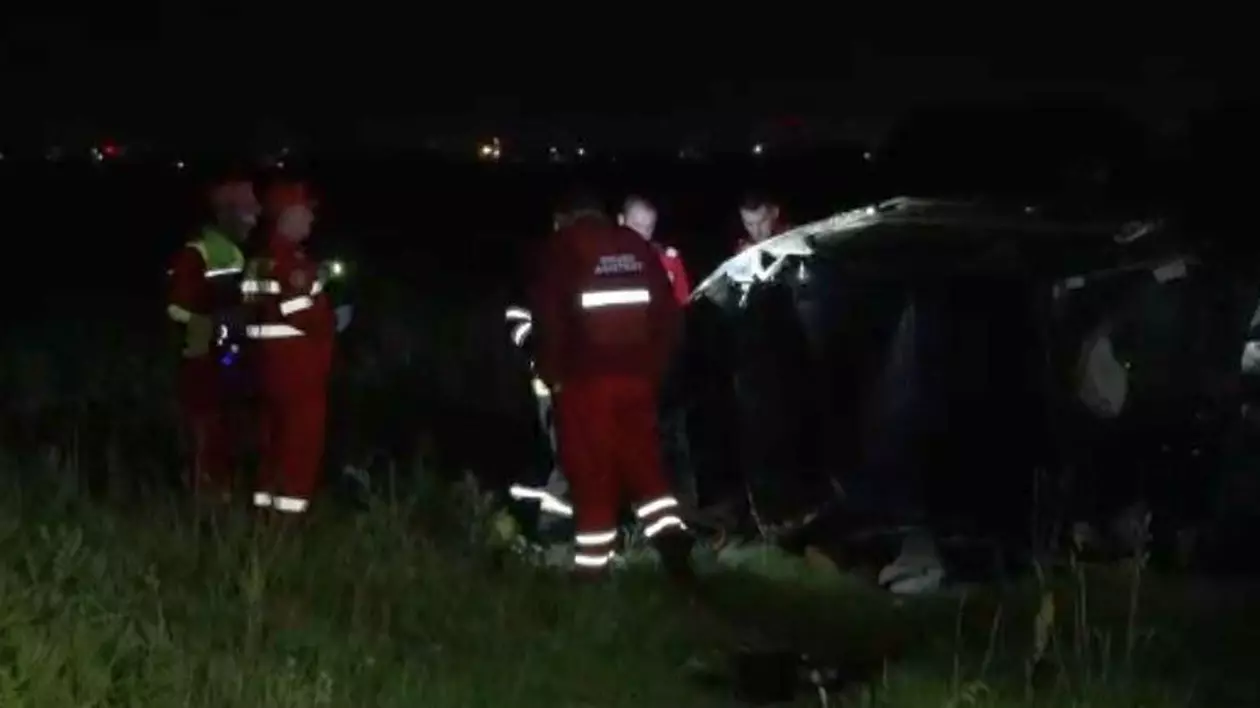 Adolescentă de 17 ani moartă într-un accident lângă Timișoara, după ce prietenul ei aflat la volan, care avea carnet de 3 zile și mașina cumpărată de o zi, s-a răsturnat