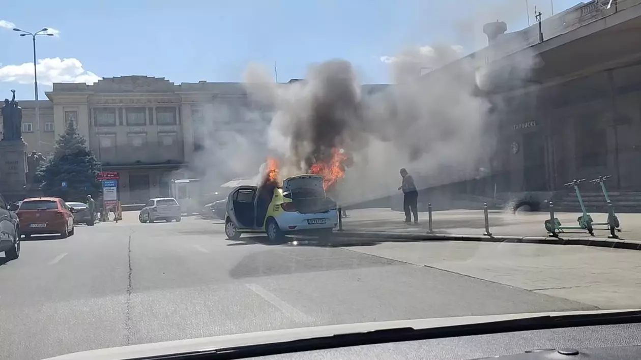 O mașină a ars ca o torță în fața Gării de Nord din București. Ce spun ISU și Poliția VIDEO