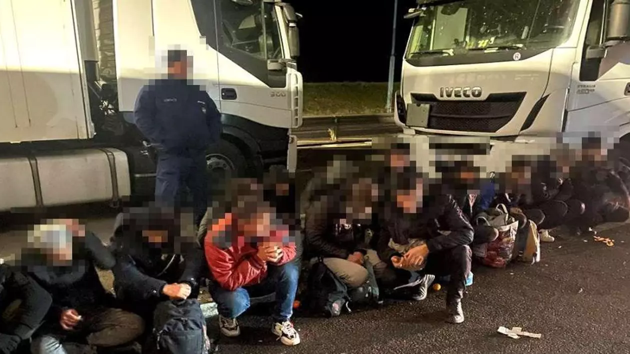 Polițiști de frontieră, înjunghiați de traficanții de migranți, într-o parcare de camioane de pe A1: „Au fost trase 13 focuri de armă”