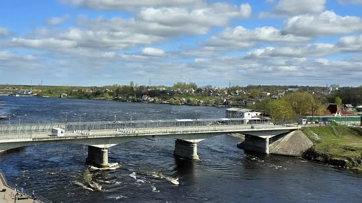 Estonia susține că Rusia i-a îndepărtat geamandurile de navigaţie de pe râul de frontieră Narva