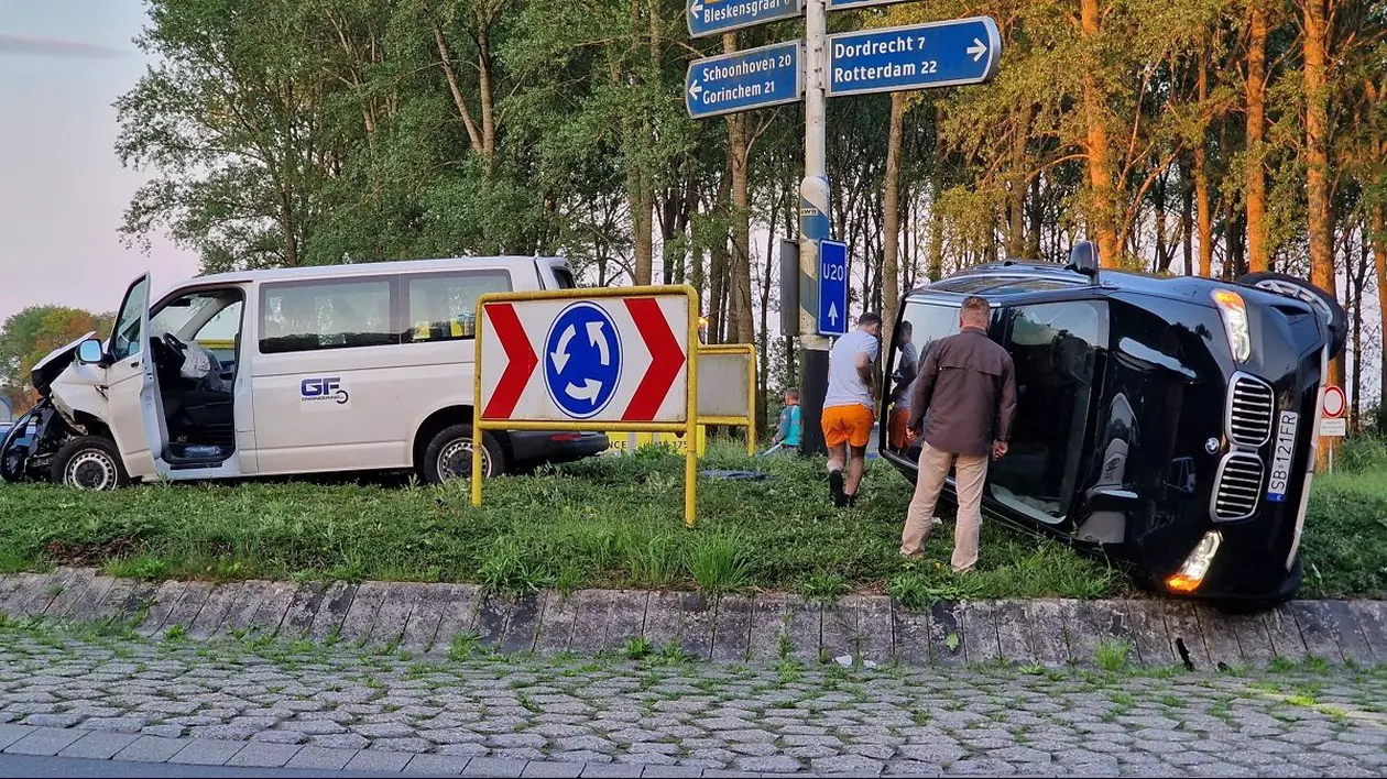 Șofer român de dubă arestat, după ce a răsturnat un BMW X6 într-un sens giratoriu din Olanda