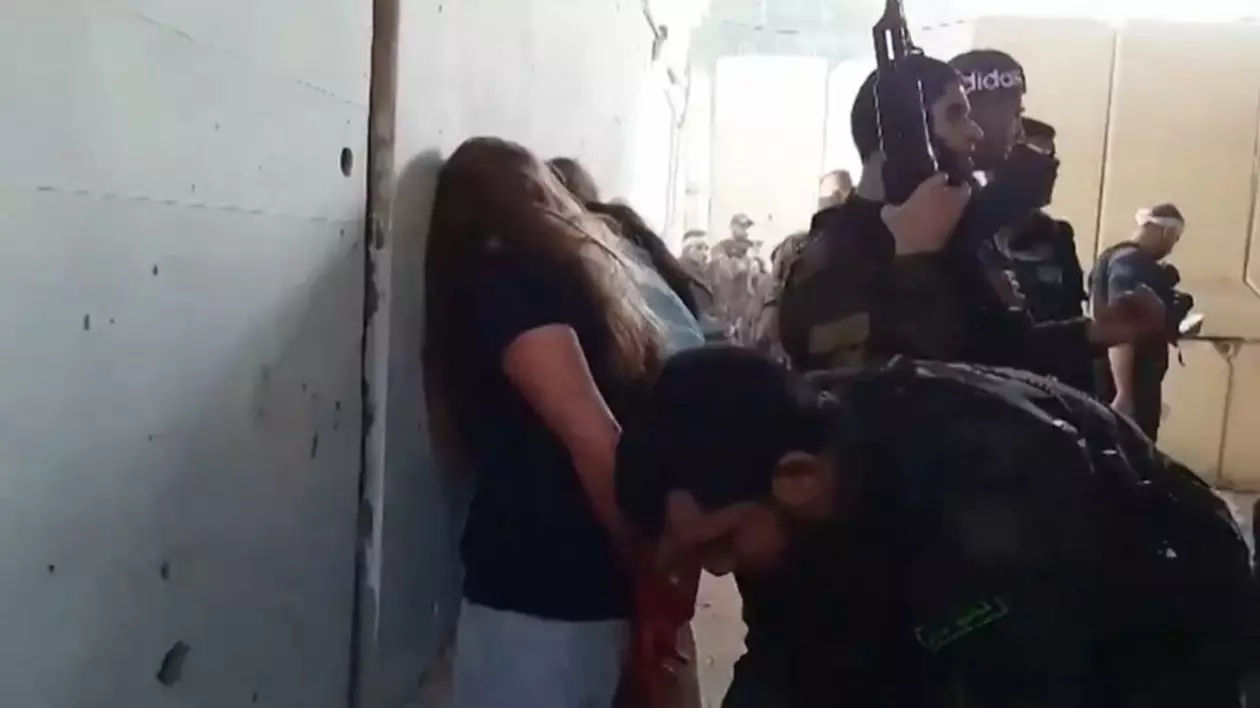 Imagini explicite din timpul răpirii a șapte femei-soldat israeliene, publicate de familii pentru a pune presiune pe Netanyahu. Reacția premierului | VIDEO