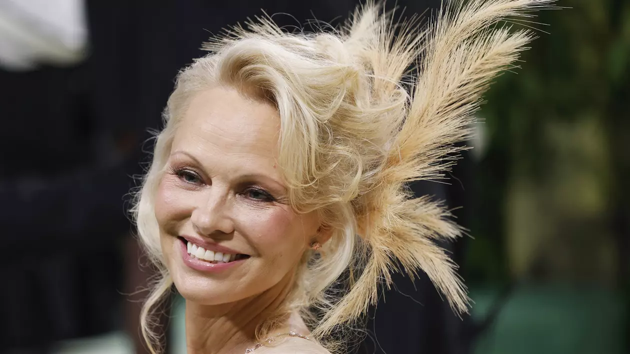 Pamela Anderson, diva de la Met Gala 2024. A încercat să respecte codul vestimentar și și-a înfrumusețat cocul cu pene