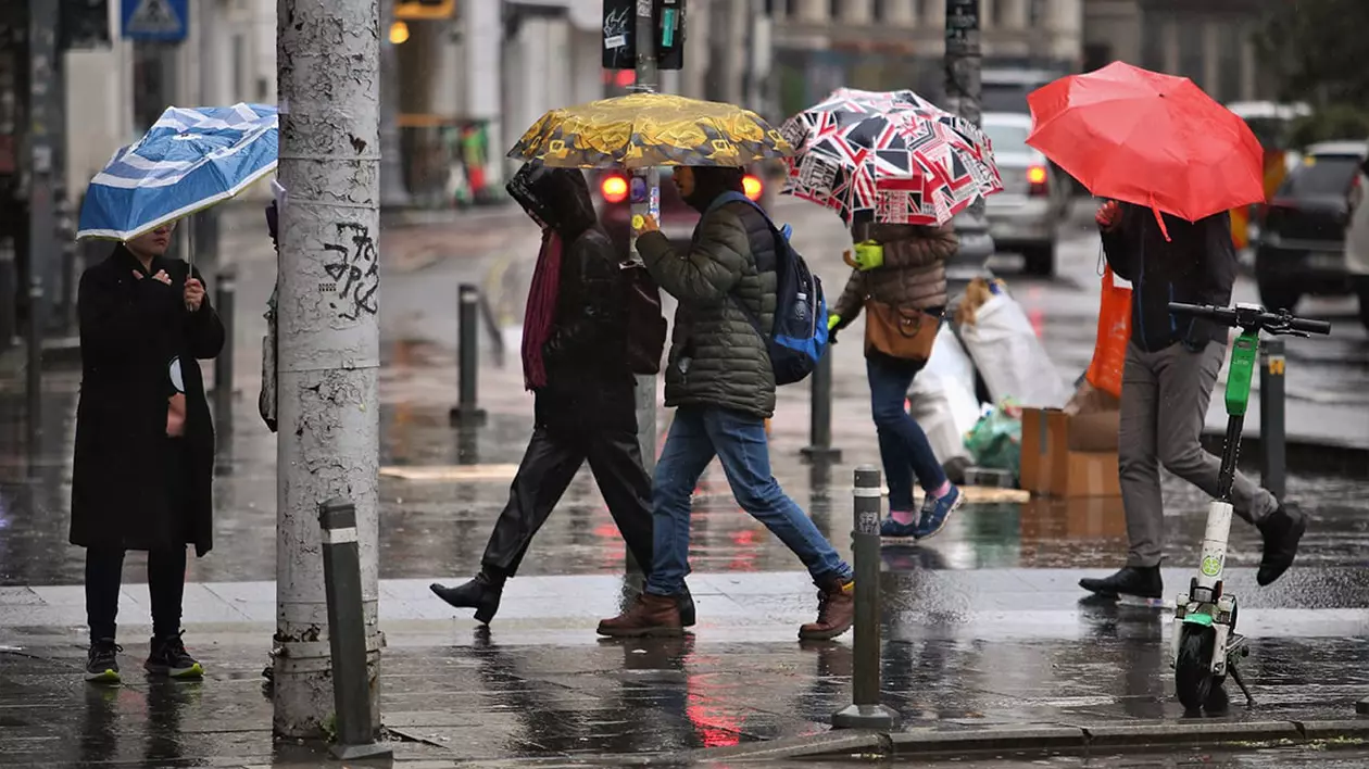VIDEO Aproape jumătate din țară, sub avertizare de ploi torențiale, grindină și vijelii. Cum va fi vremea în București