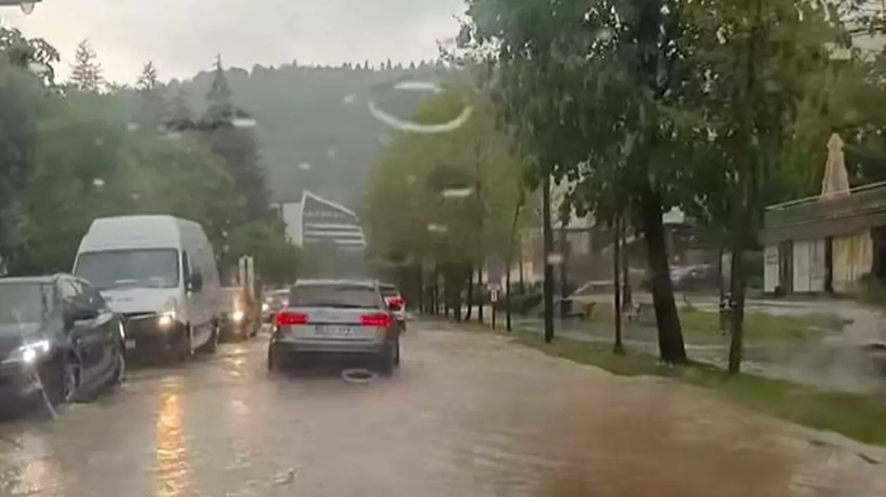 DN 1, blocat aproape trei ore în zona şoselei de centură din Sinaia, după o ploaie torenţială