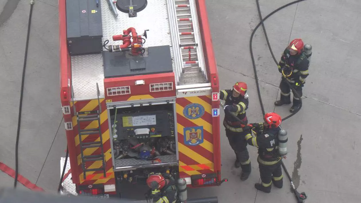 Școală evacuată la Poarta Albă din cauza unui incident la tabloul electric. Peste 160 de elevi și profesori au fost scoși din clădire