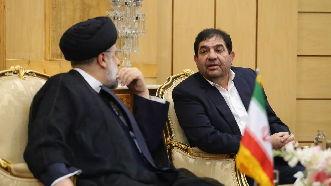 Prim-vicepreședintele Mohamad Mokhber (dreapta) surprins în timpul unei discuții cu Ebrahim Raisi Foto: Hepta
