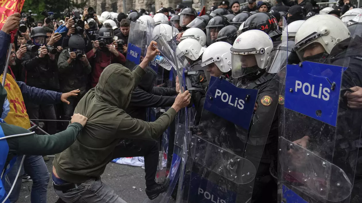 Val de proteste de 1 Mai în Europa: „Opriți războiul, măriți salariile”. Stare de asediu la Istanbul şi ciocniri violente în Franţa. Manifestații și în Grecia. Sute de persoane, arestate
