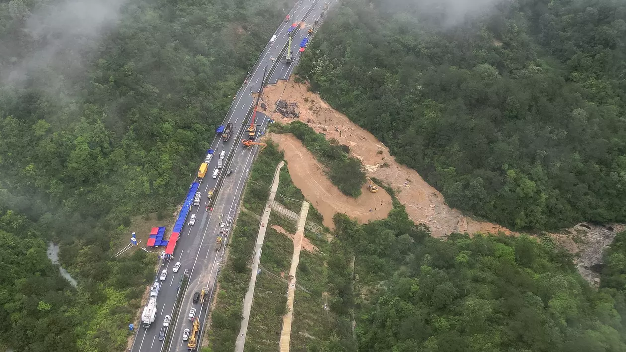 Cel puțin 48 de persoane au murit în China după ce o porțiune de autostradă s-a prăbușit în sudul țării