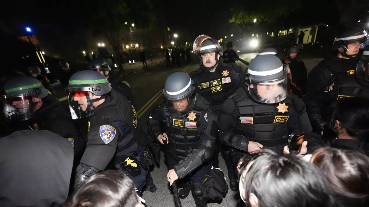 Peste 200 de arestări, după dispersarea protestatarilor propalestinieni din campusul Universității din California