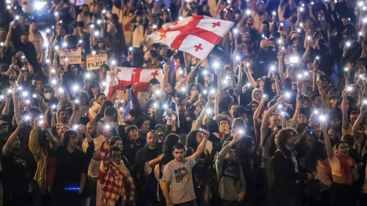 Zeci de mii de oameni protestează din nou în Georgia față de legea „de inspirație rusească”